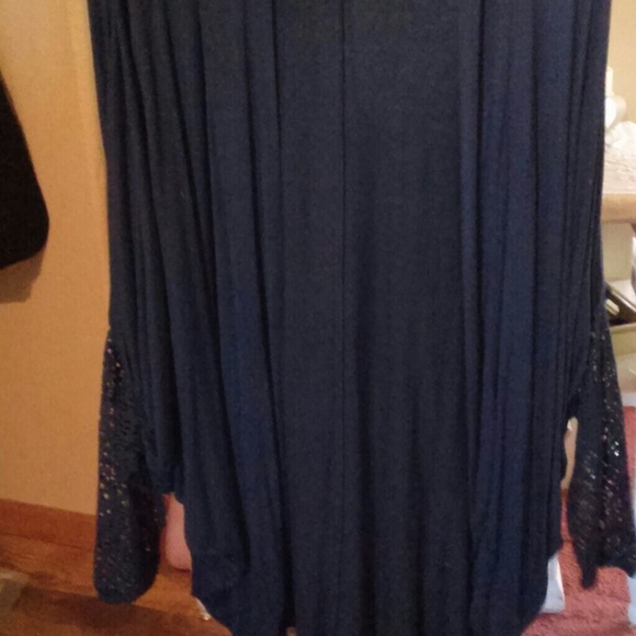 Woman's black Duster (Badgley Mischka) - Picture 2 of 6